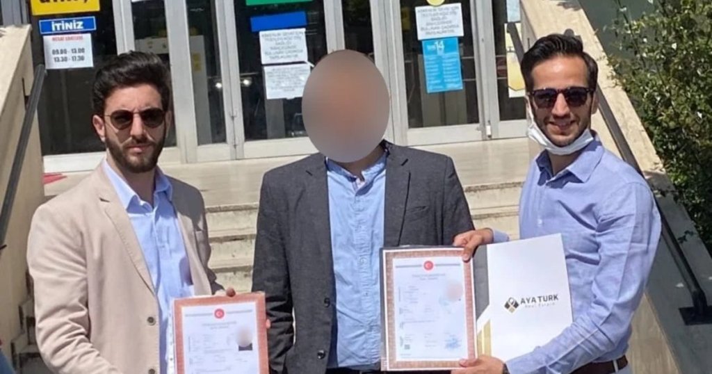 تسليم سند الطابو لمشتري عقار في اسطنبول أمام دائرة الطابو