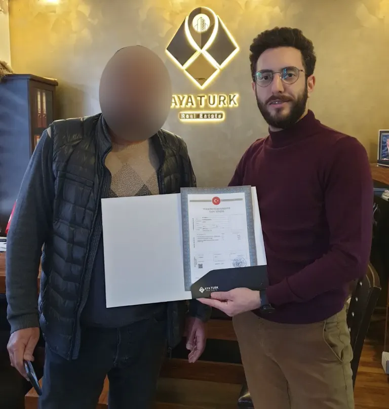 تسليم سند الملكية لأحد عملائنا في مكتب آية تورك