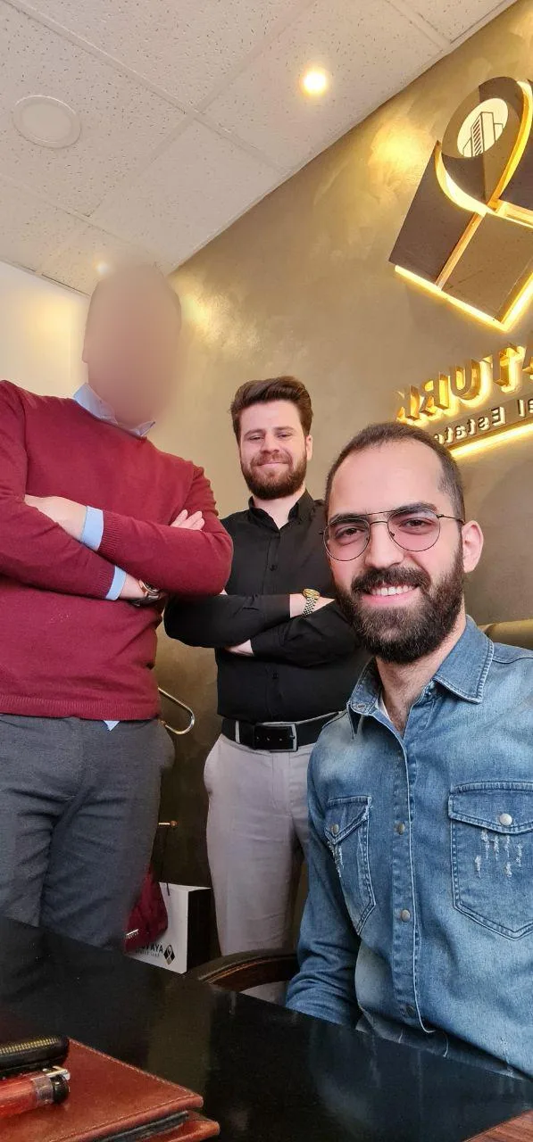 مع أحد عملائنا في مكتب آية تورك