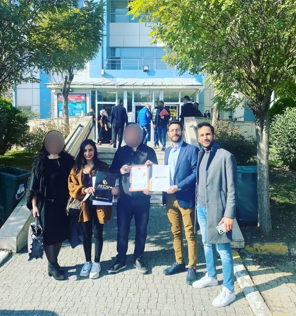 تسليم سندات الطابو لعائلة بعد شراء عقار في اسطنبول لليبيين مع آية تورك