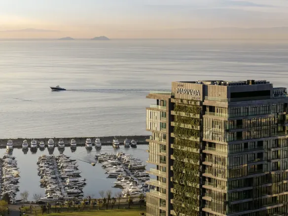 مشروع مارينادا أتاكوي Marinada Ataköy في اسطنبول - البرج والمرسى عند الغروب