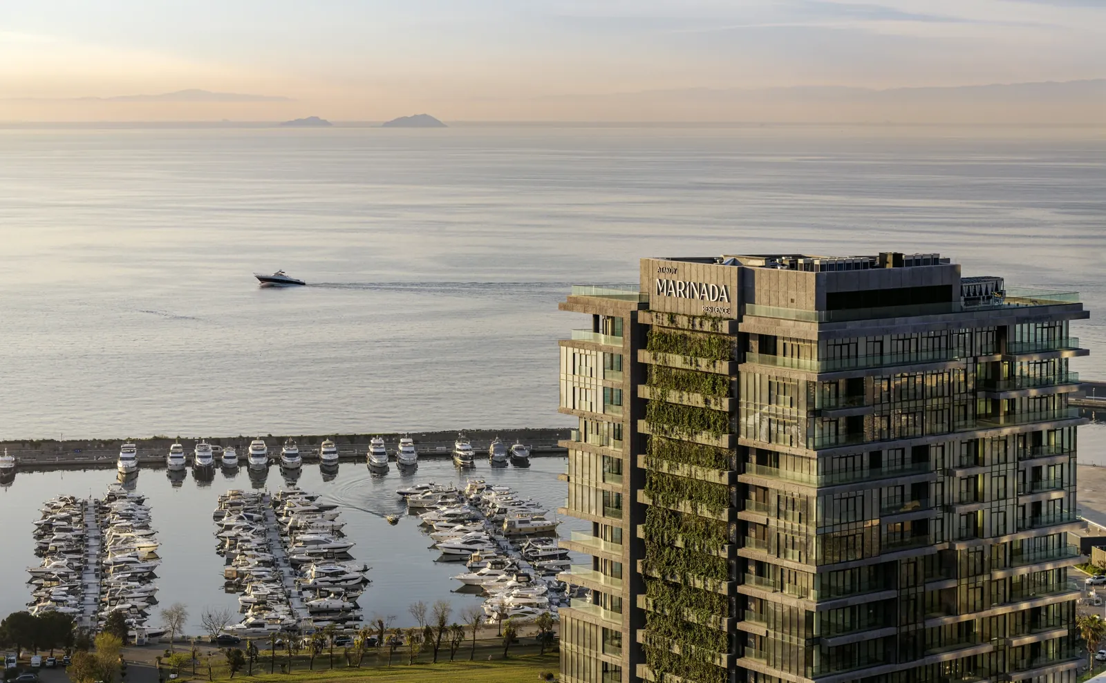 مشروع مارينادا أتاكوي Marinada Ataköy في اسطنبول - البرج والمرسى عند الغروب